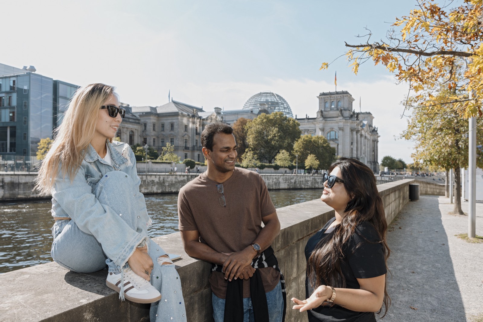Internationale Studierende an der Spree, im Hintergrund der Reichstag
