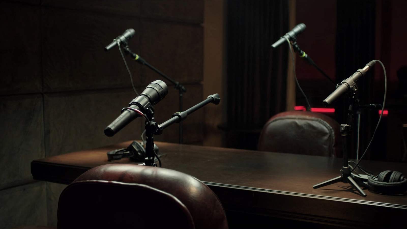 Broadcast-Mikrofone am Tisch